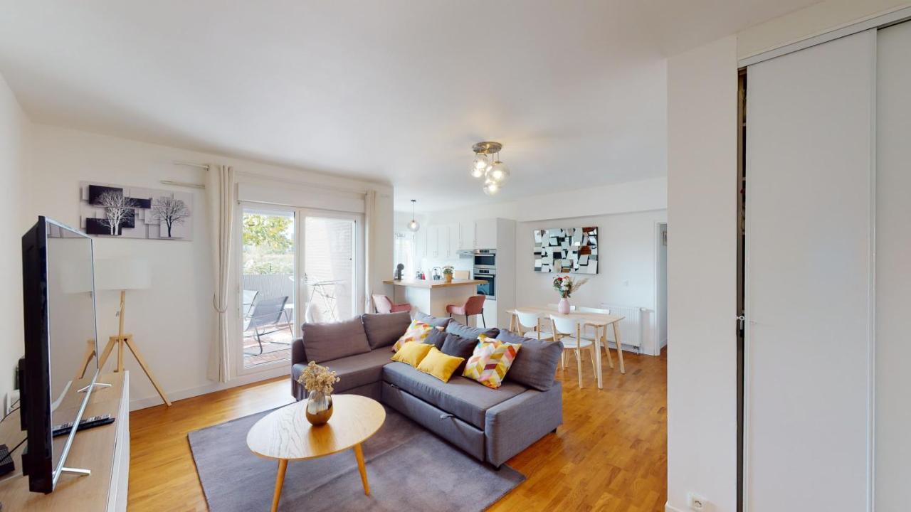 Appartement Live Like A Local Stylish 2Br With Balcony & Parking à Saint-Denis  Extérieur photo