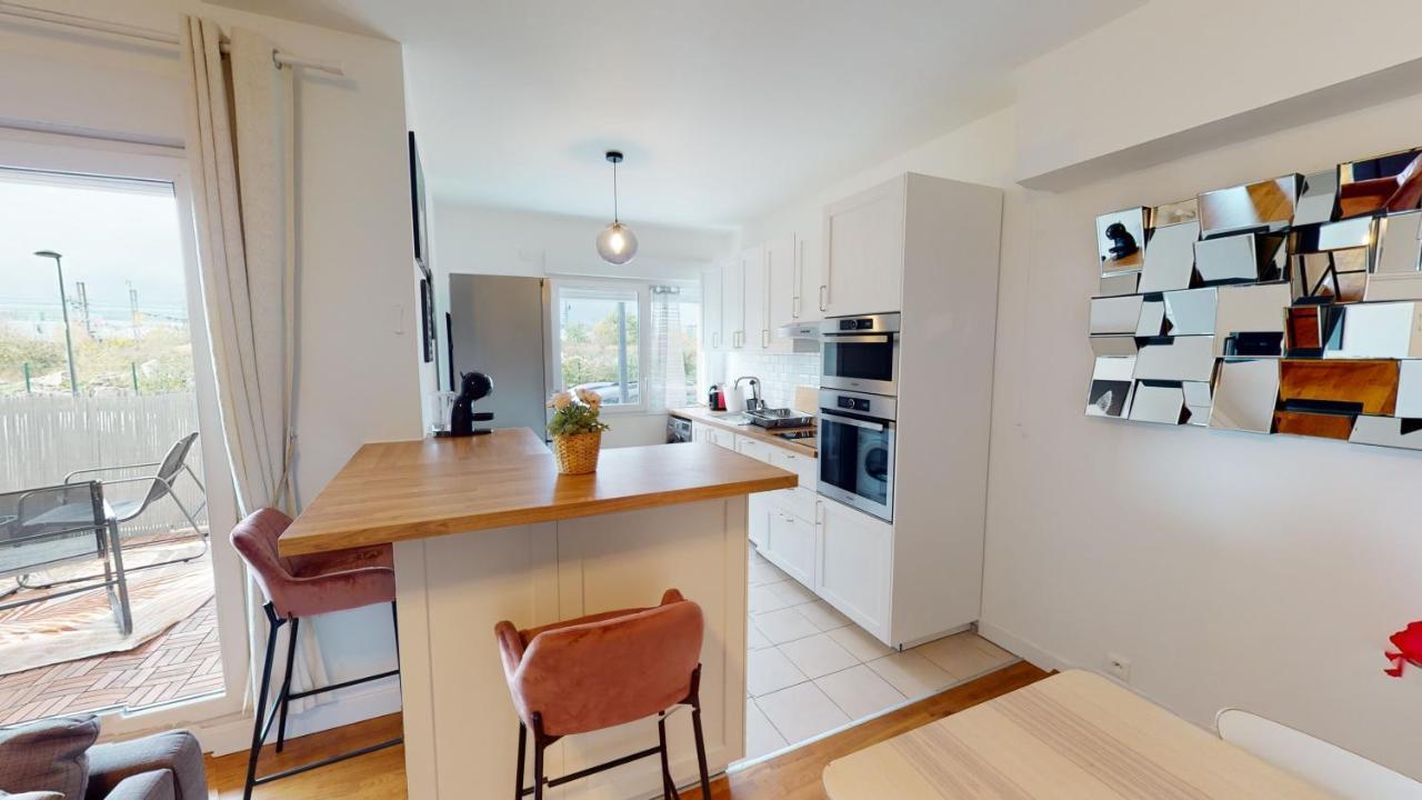Appartement Live Like A Local Stylish 2Br With Balcony & Parking à Saint-Denis  Extérieur photo